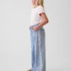 Dziecięce jeansy z niskim stanem i koronkową lamówką
