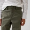 Dziecięce spodnie w stylu modern uniform o luźnym, prostym kroju w kolorze khaki