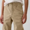 Dziecięce spodnie w stylu modern uniform o luźnym, prostym kroju w kolorze khaki
