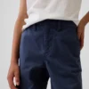Dziecięce spodnie w stylu modern uniform o luźnym, prostym kroju w kolorze khaki