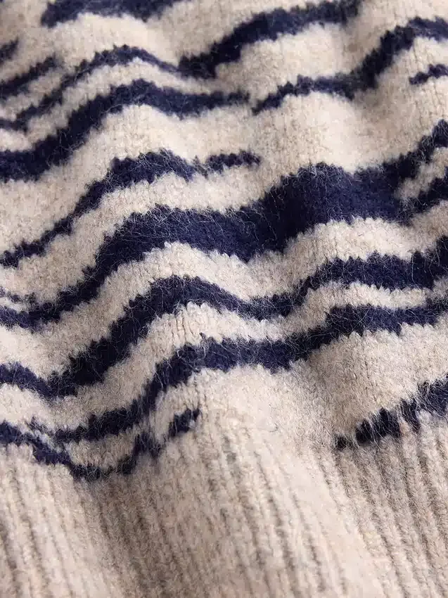 Dziecięcy sweter o luźnym kroju z okrągłym dekoltem