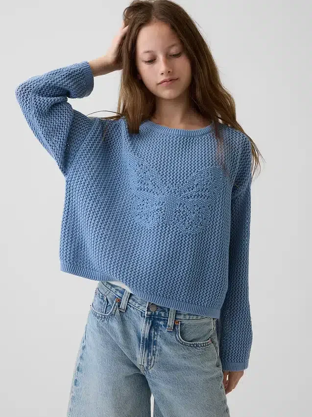 Dziecięcy sweter oversize z nadrukiem, wykonany techniką szydełkową
