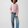 Dziecięcy sweter oversize z nadrukiem, wykonany techniką szydełkową