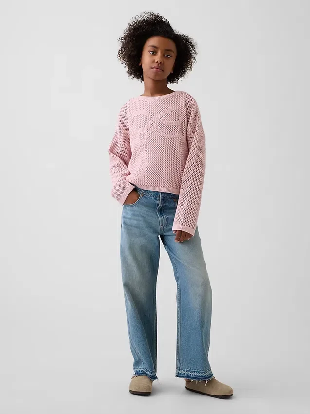 Dziecięcy sweter oversize z nadrukiem, wykonany techniką szydełkową