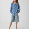 Dziecięcy sweter oversize z nadrukiem, wykonany techniką szydełkową