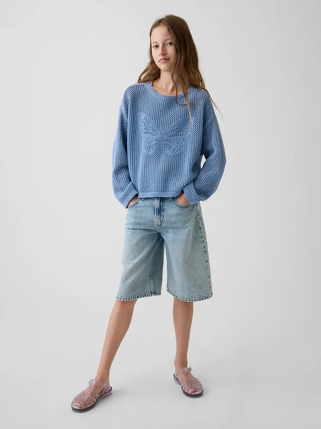 Dziecięcy sweter oversize z nadrukiem, wykonany techniką szydełkową