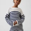 Dziecięcy sweter oversize z paskami, wykonany na szydełku