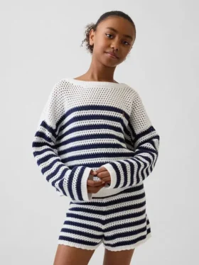 Dziecięcy sweter oversize z paskami, wykonany na szydełku