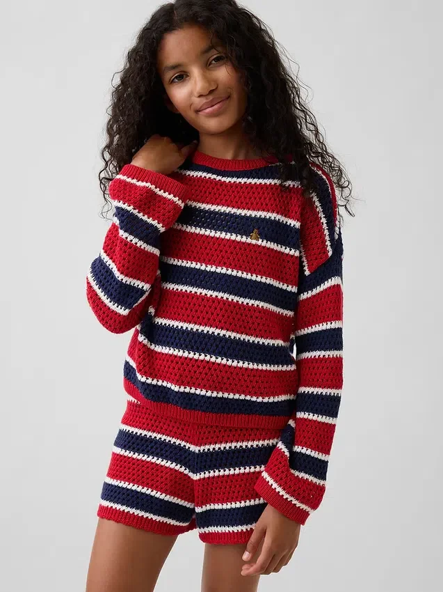 Dziecięcy sweter oversize z paskami, wykonany na szydełku