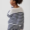 Dziecięcy sweter oversize z paskami, wykonany na szydełku