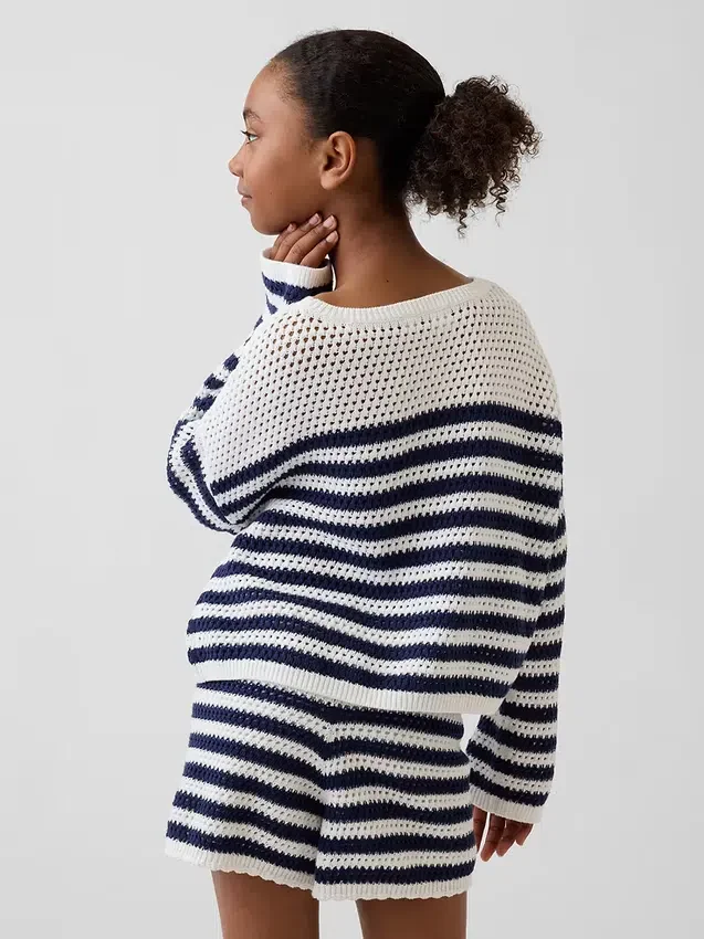 Dziecięcy sweter oversize z paskami, wykonany na szydełku
