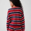 Dziecięcy sweter oversize z paskami, wykonany na szydełku