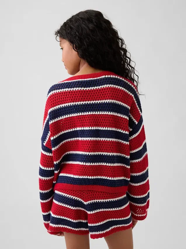 Dziecięcy sweter oversize z paskami, wykonany na szydełku
