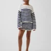 Dziecięcy sweter oversize z paskami, wykonany na szydełku