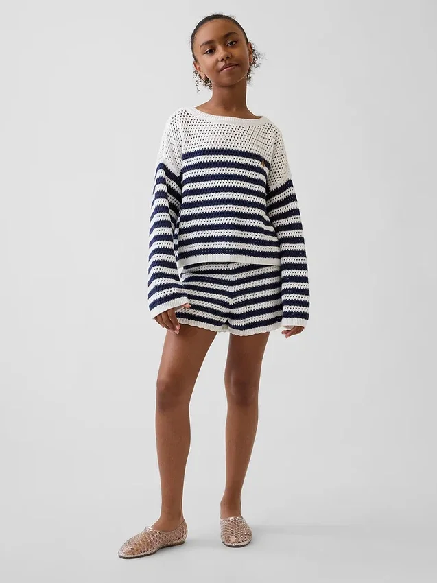 Dziecięcy sweter oversize z paskami, wykonany na szydełku
