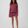 Dziecięcy sweter oversize z paskami, wykonany na szydełku