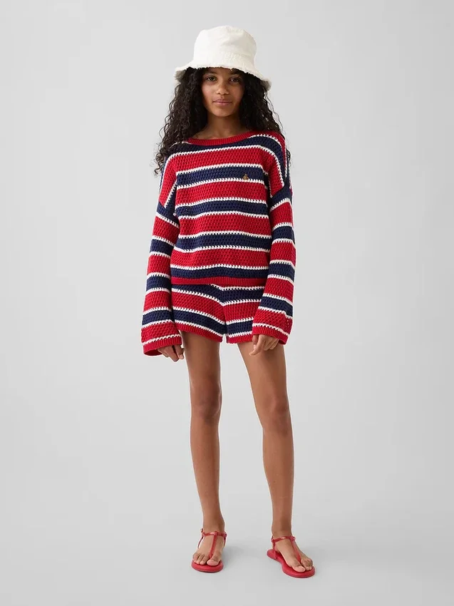 Dziecięcy sweter oversize z paskami, wykonany na szydełku