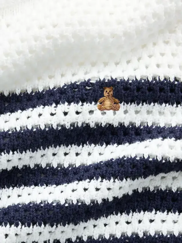 Dziecięcy sweter oversize z paskami, wykonany na szydełku