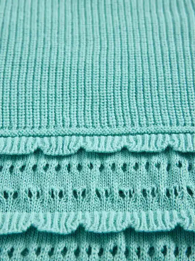 Dziecięcy sweter z falistym wykończeniem i mieszanym ściegiem