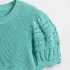 Dziecięcy sweter z falistym wykończeniem i mieszanym ściegiem