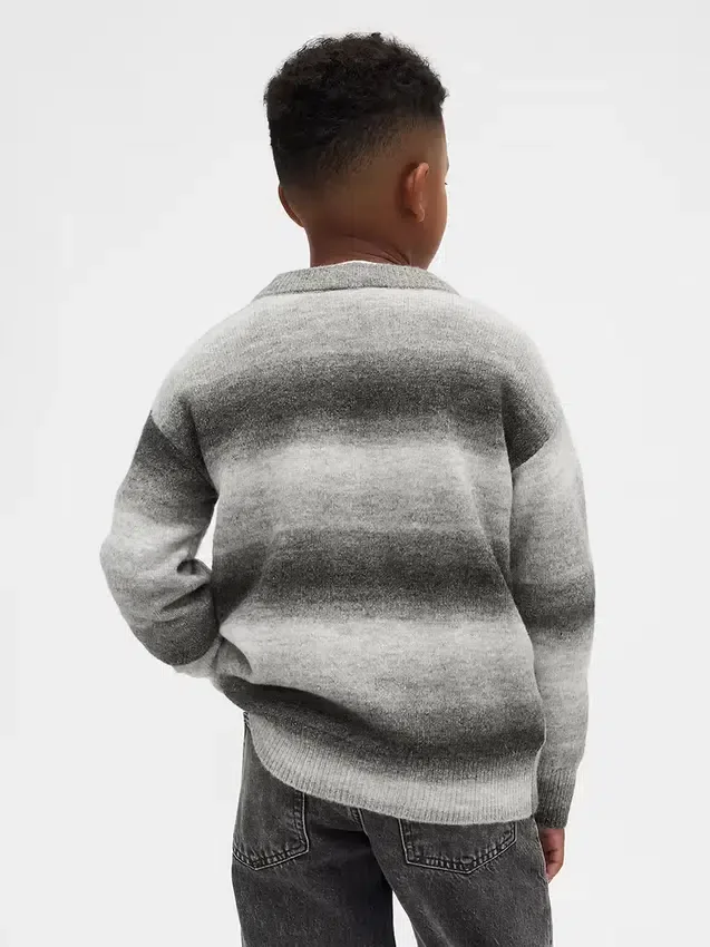 Dziecięcy sweter z luźnym krojem i okrągłym dekoltem w technice space-dye