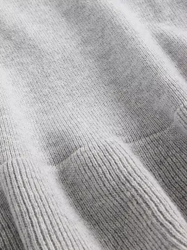 Dziecięcy sweter z luźnym peplum