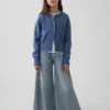 Dziecięcy sweter z zapięciem na guziki w stylu relaxed