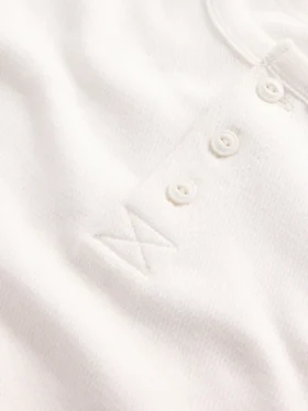 Dziecięcy T-shirt typu Henley o luźnym kroju