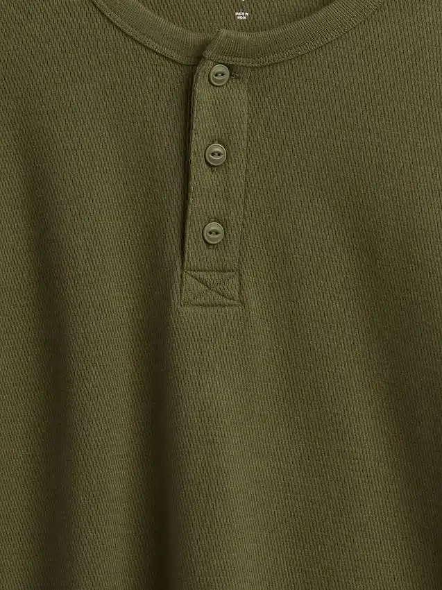 Dziecięcy T-shirt typu Henley o luźnym kroju