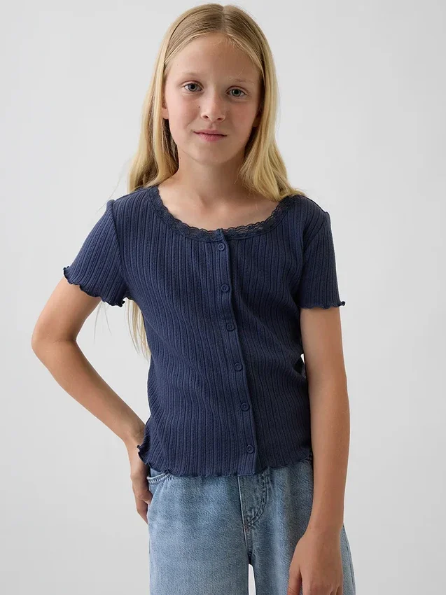 Dziecięcy T-shirt z dzianiny pointelle z prążkowanym wykończeniem i zapięciem na guziki z przodu