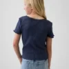 Dziecięcy T-shirt z dzianiny pointelle z prążkowanym wykończeniem i zapięciem na guziki z przodu