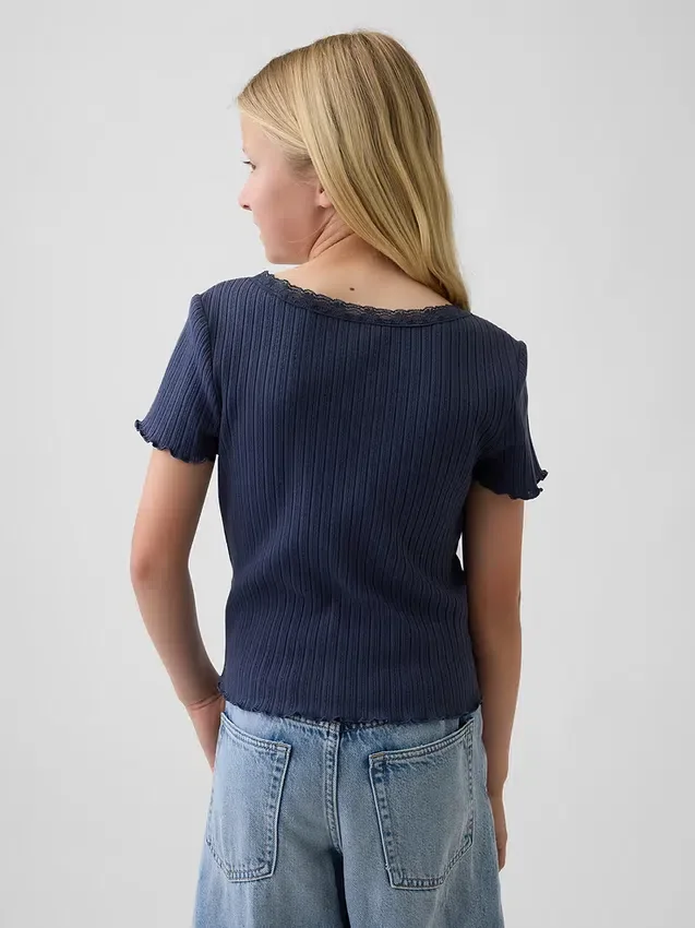 Dziecięcy T-shirt z dzianiny pointelle z prążkowanym wykończeniem i zapięciem na guziki z przodu