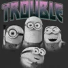 Dziecięcy T-shirt z nadrukiem „Minions Trouble”