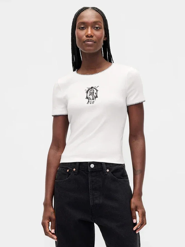 GAP × Disney „The Nightmare Before Christmas” Tima Burtona – nowoczesny T-shirt o zwężonym kroju