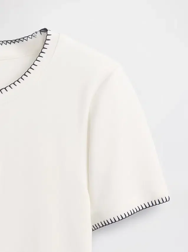 GAP × Disney „The Nightmare Before Christmas” Tima Burtona – nowoczesny T-shirt o zwężonym kroju