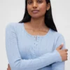 GAP × Summer Fridays – koszulka piżamowa typu henley z dzianiny typu pointelle