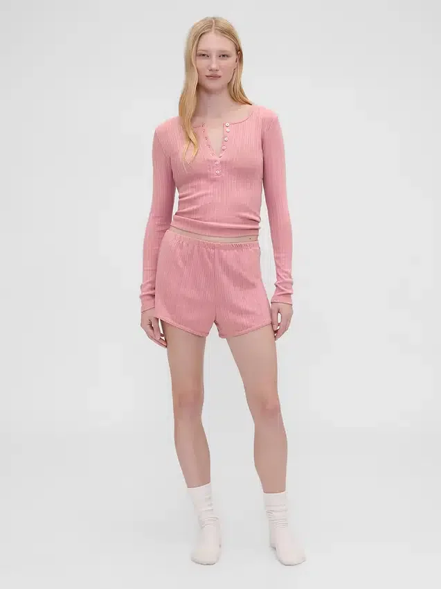 GAP × Summer Fridays – koszulka piżamowa typu henley z dzianiny typu pointelle