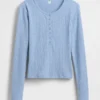 GAP × Summer Fridays – koszulka piżamowa typu henley z dzianiny typu pointelle