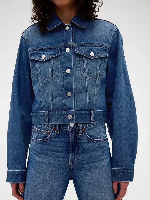 GAP × Victoria Beckham – luźna, skrócona kurtka dżinsowa