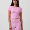 GapFit Smooth – dwustronny top typu crop z kopertowym dekoltem