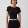 GapFit Smooth – dwustronny top typu crop z kopertowym dekoltem