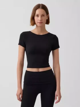 GapFit Smooth – dwustronny top typu crop z kopertowym dekoltem