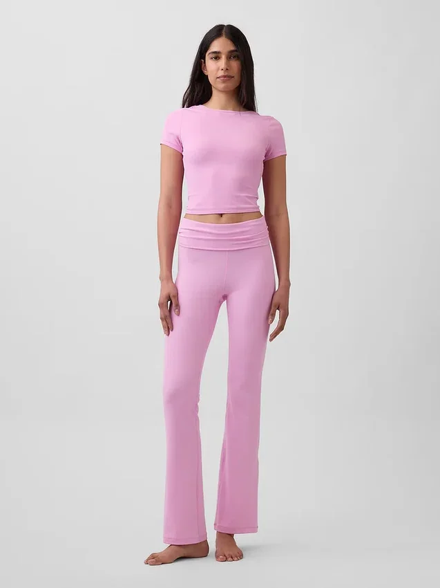 GapFit Smooth – dwustronny top typu crop z kopertowym dekoltem