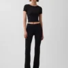 GapFit Smooth – dwustronny top typu crop z kopertowym dekoltem