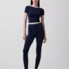 GapFit Smooth – dwustronny top typu crop z kopertowym dekoltem