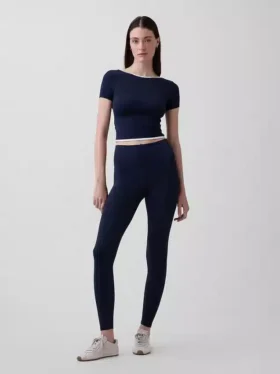 GapFit Smooth – dwustronny top typu crop z kopertowym dekoltem