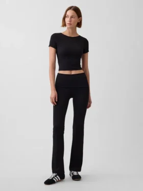 GapFit Smooth – dwustronny top typu crop z kopertowym dekoltem
