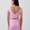 GapFit Smooth – dwustronny top typu crop z kopertowym dekoltem