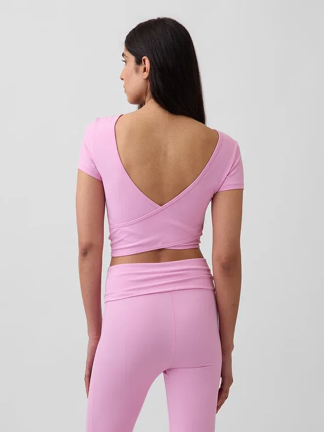GapFit Smooth – dwustronny top typu crop z kopertowym dekoltem
