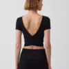 GapFit Smooth – dwustronny top typu crop z kopertowym dekoltem